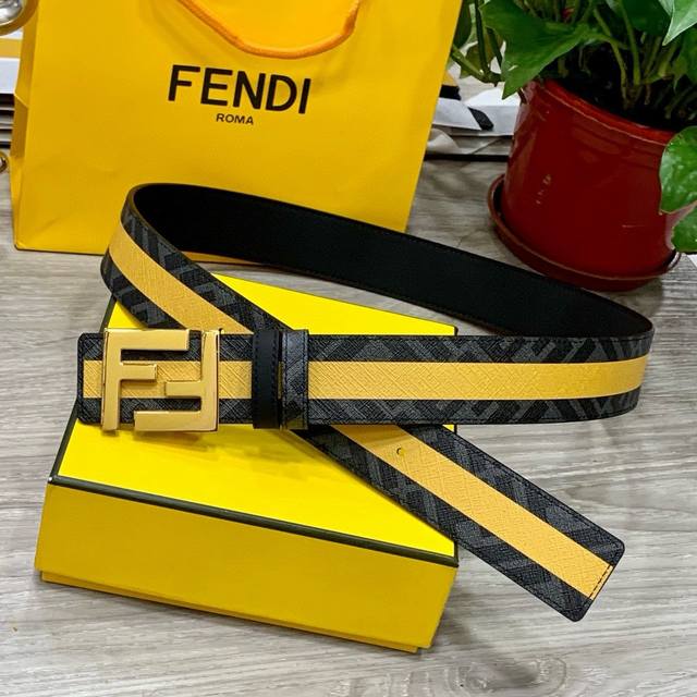 代购级 Fendi 芬迪男士腰带 专柜同款 宽4.0Cm 双环正反用腰带 Ff按钉搭扣 黑色cuoio Romano皮革材质 反面面料带有烟草黄和黑色ff图案